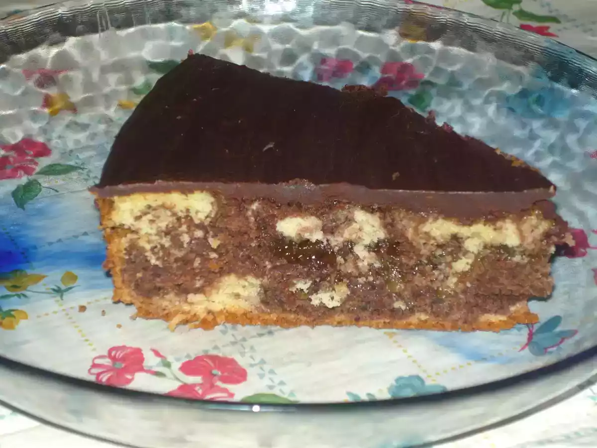 Ciambella marmorizzata ripiena di marmellata all'albicocca