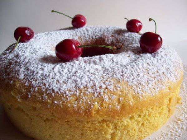 Ciambella soffice con ciliegie