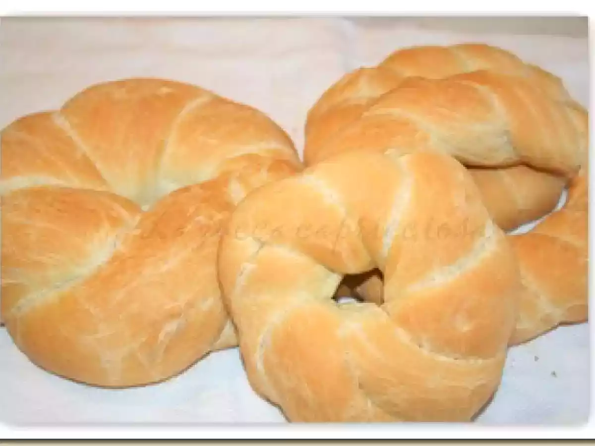 Ciambelle di pane all'olio intrecciate