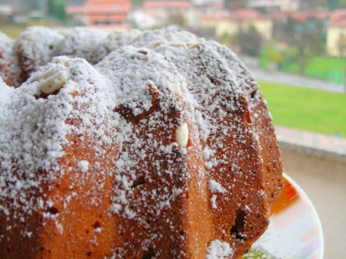 CIAMBELLONE ALLE NOCCIOLE, UVETTE E RISO SOFFIATO (con latticello)