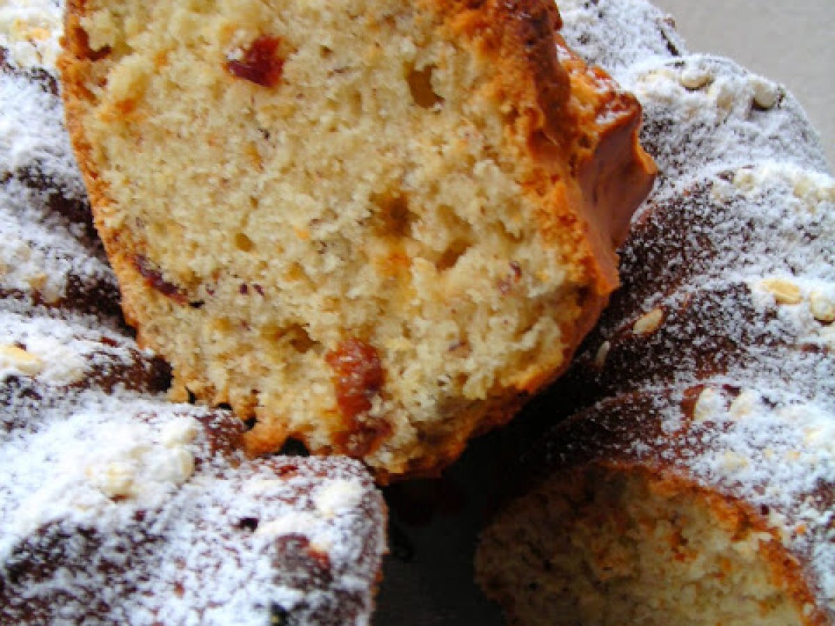 CIAMBELLONE ALLE NOCCIOLE, UVETTE E RISO SOFFIATO (con latticello) - foto 2