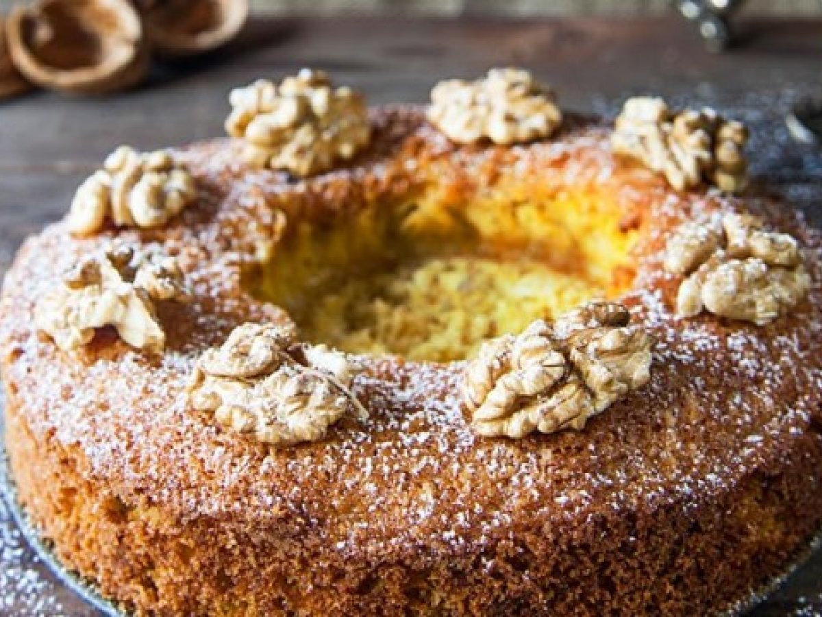 Ciambellone di noci e nocciole