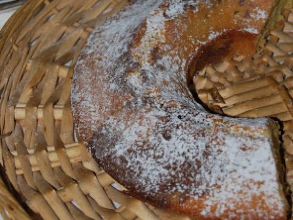 Ciambellone marmorizzato al cioccolato con granella di mandorle