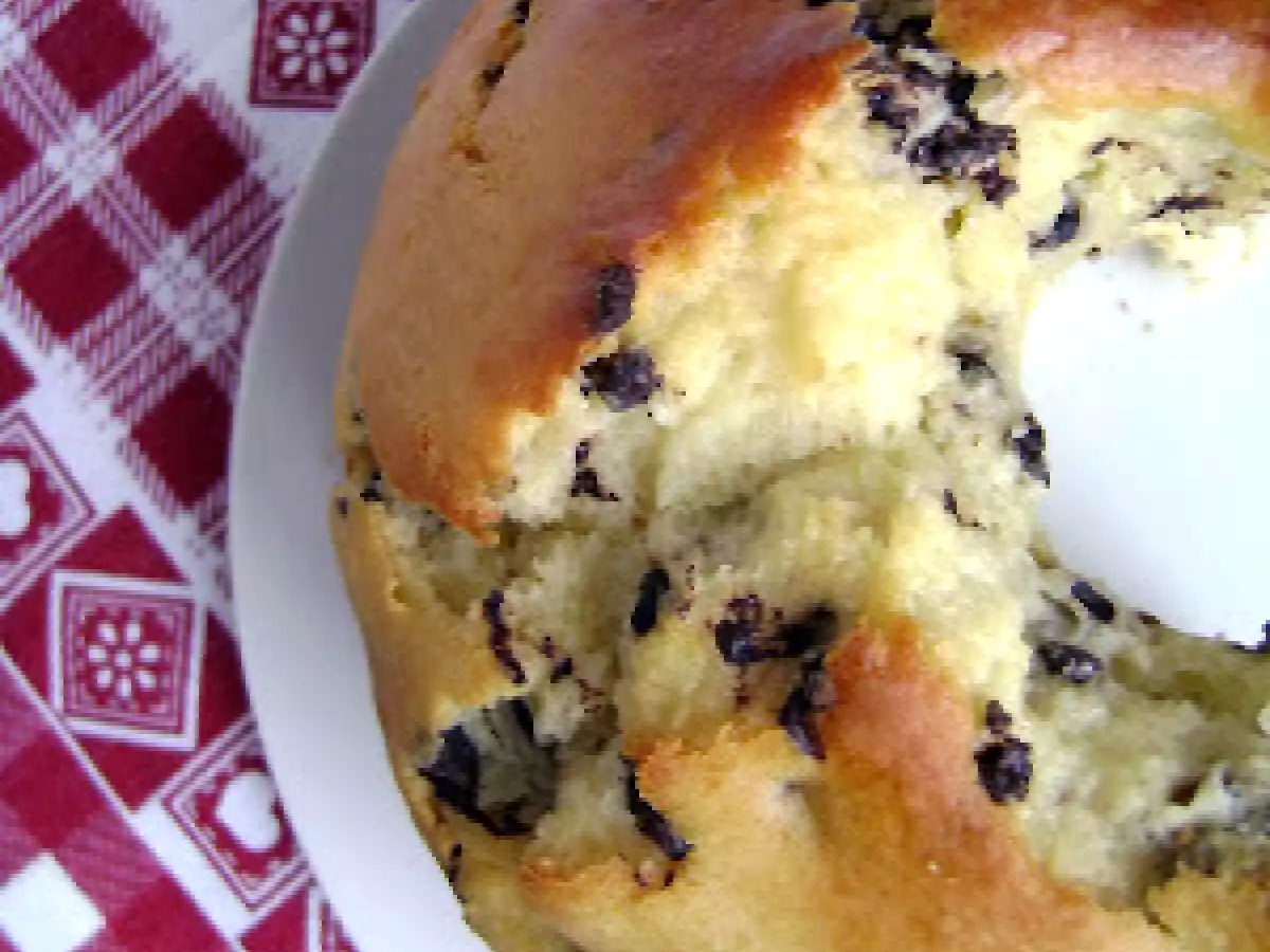 Ciambellone ricotta, noci e gocce di cioccolato