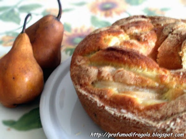 Ciambellone yogurt, pere e cioccolato