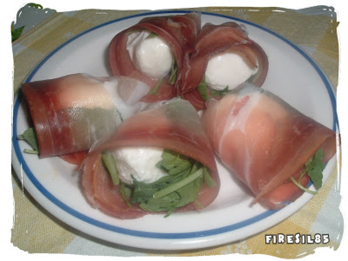Ciliegine di mozzarella con rucola e crudo