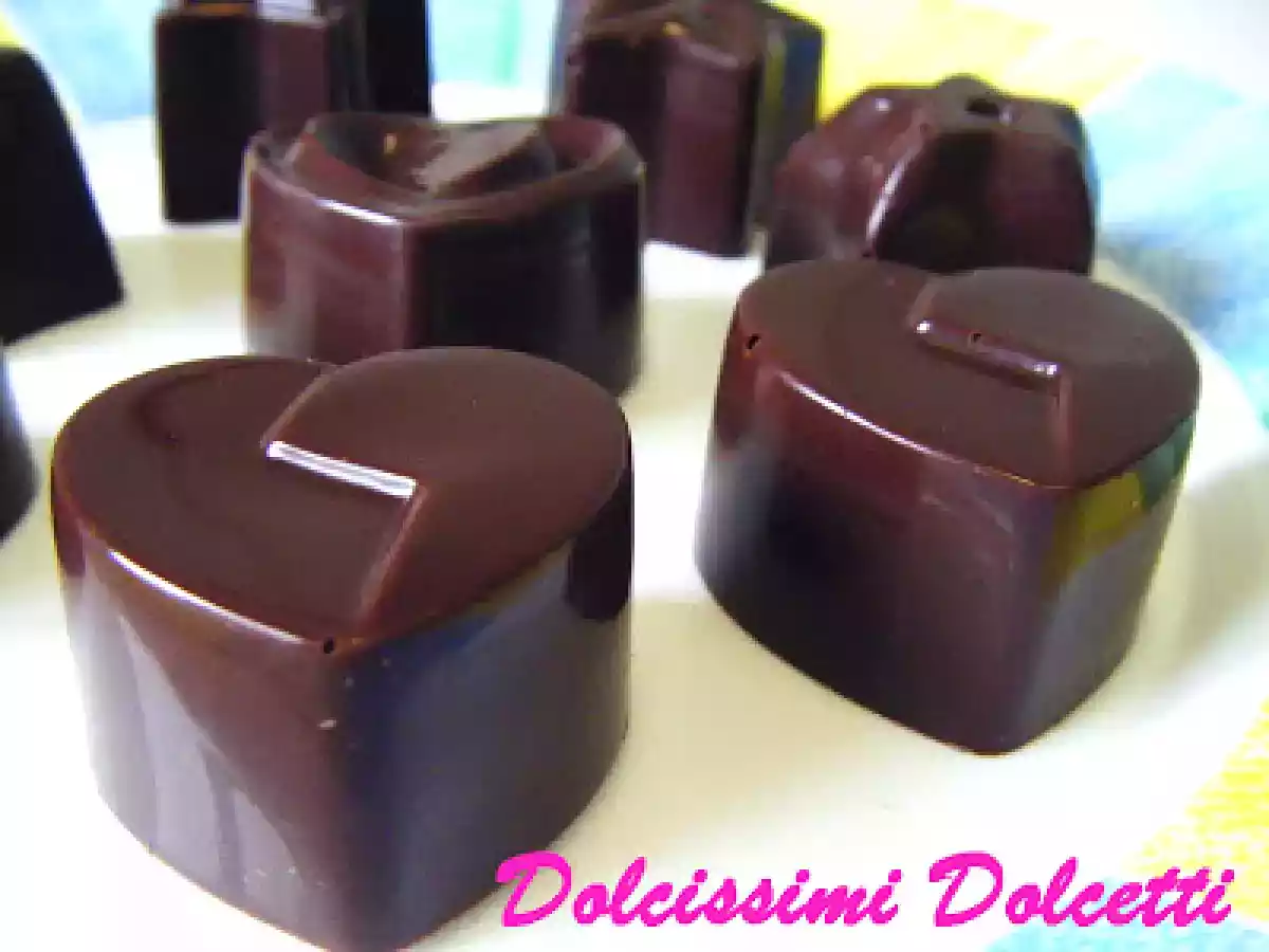 Cioccolatini al rum con fragole e ciliegie disidratate