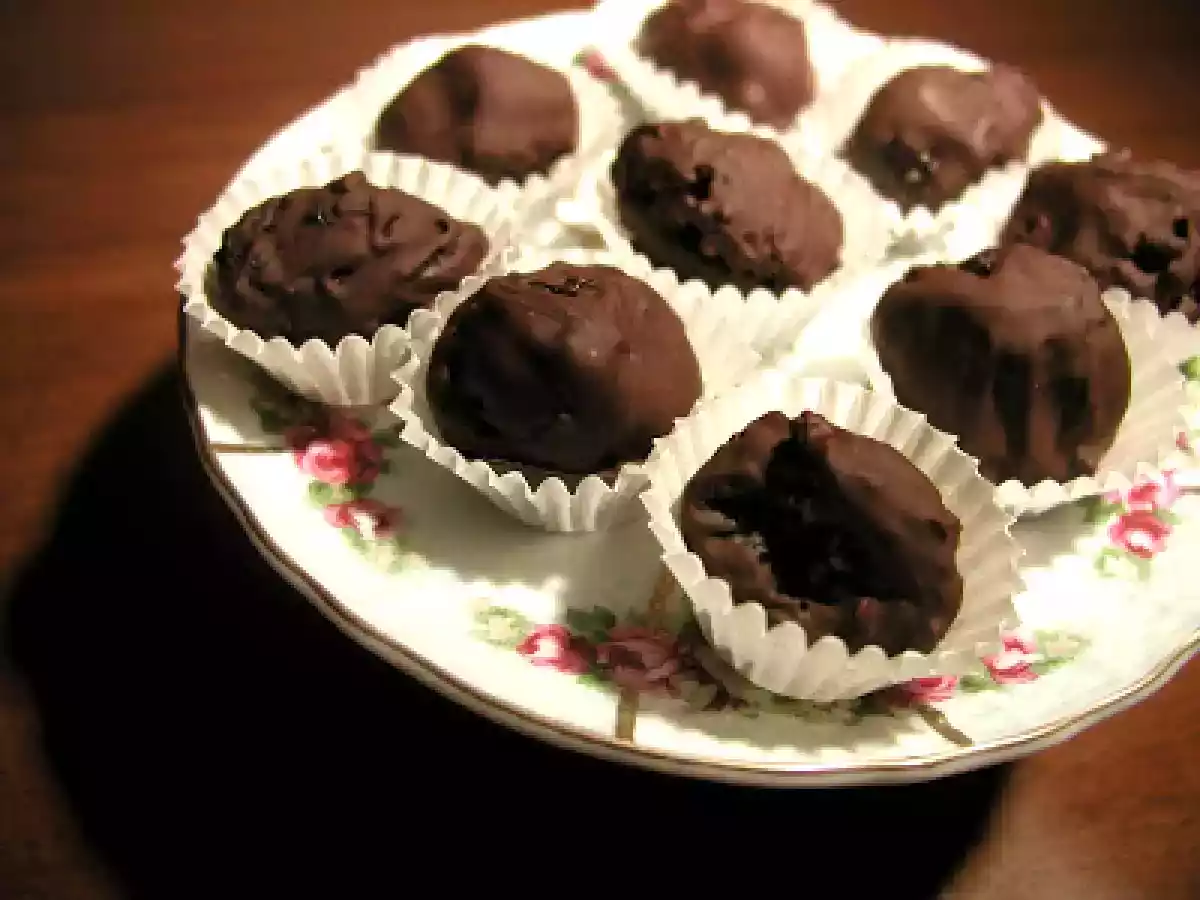 Cioccolatini di prugne ricoperte alla nocciola