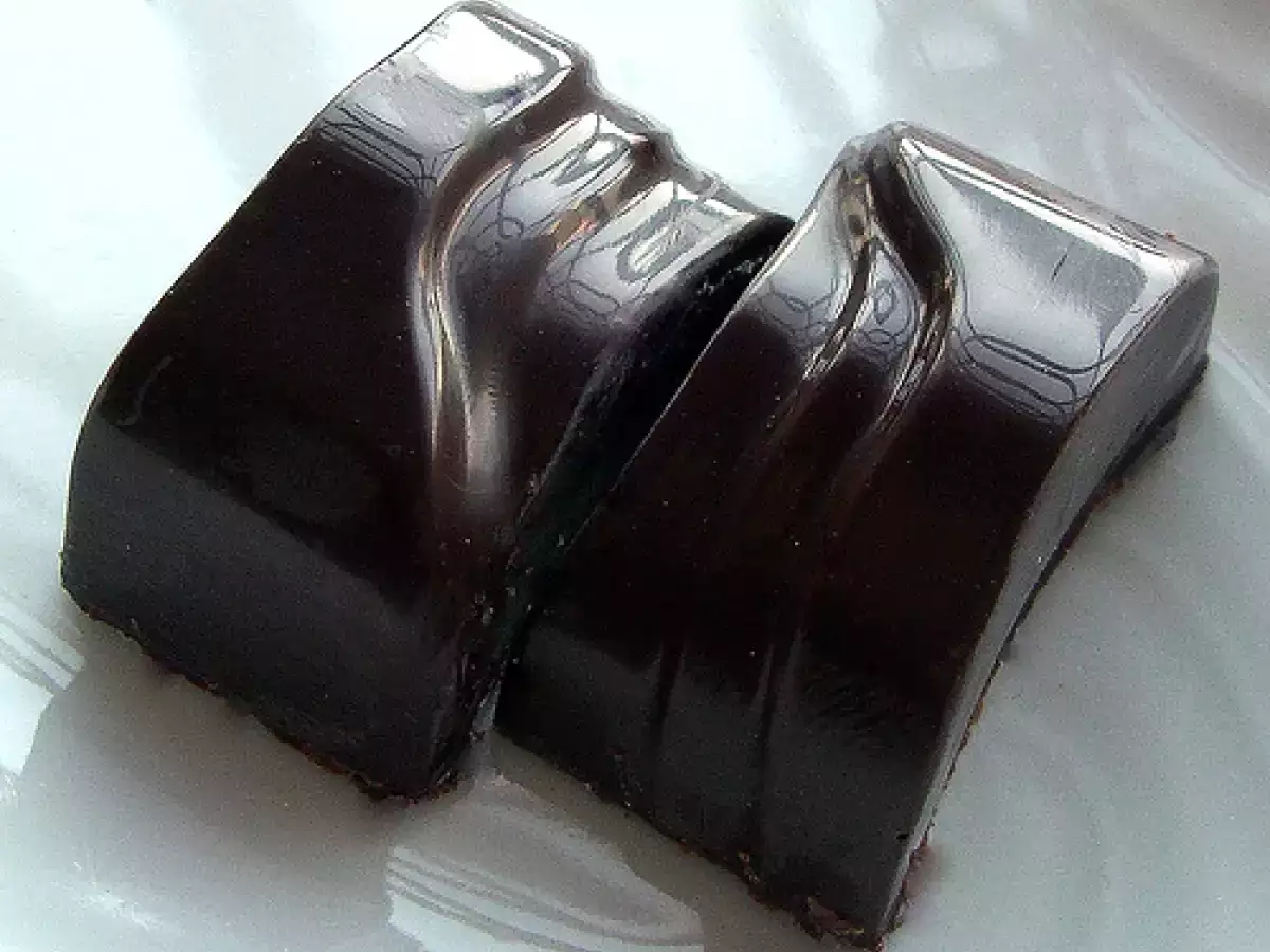 Cioccolatini fondenti con ripieno di ganache al cioccolato bianco e tè verde - foto 2