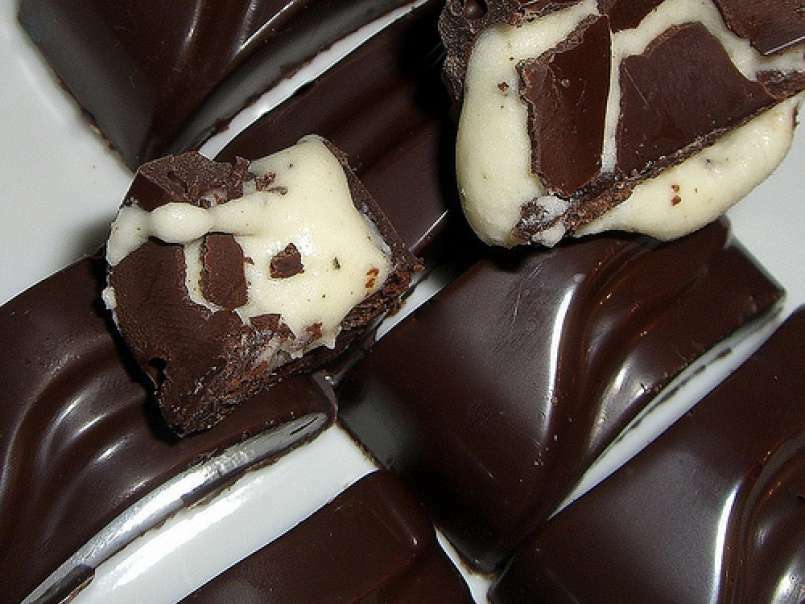 Cioccolatini fondenti con ripieno di ganache al cioccolato bianco e the verde