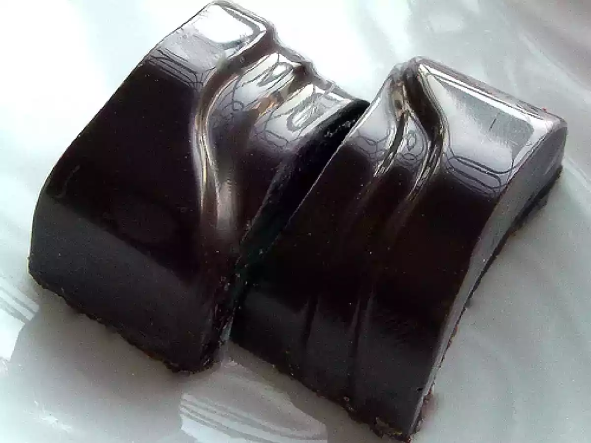 Cioccolatini fondenti con ripieno di ganache al cioccolato bianco e the verde - foto 2