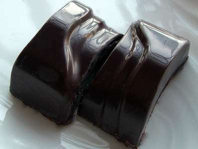 Cioccolatini fondenti con ripieno di ganache al cioccolato bianco e the verde - foto 2