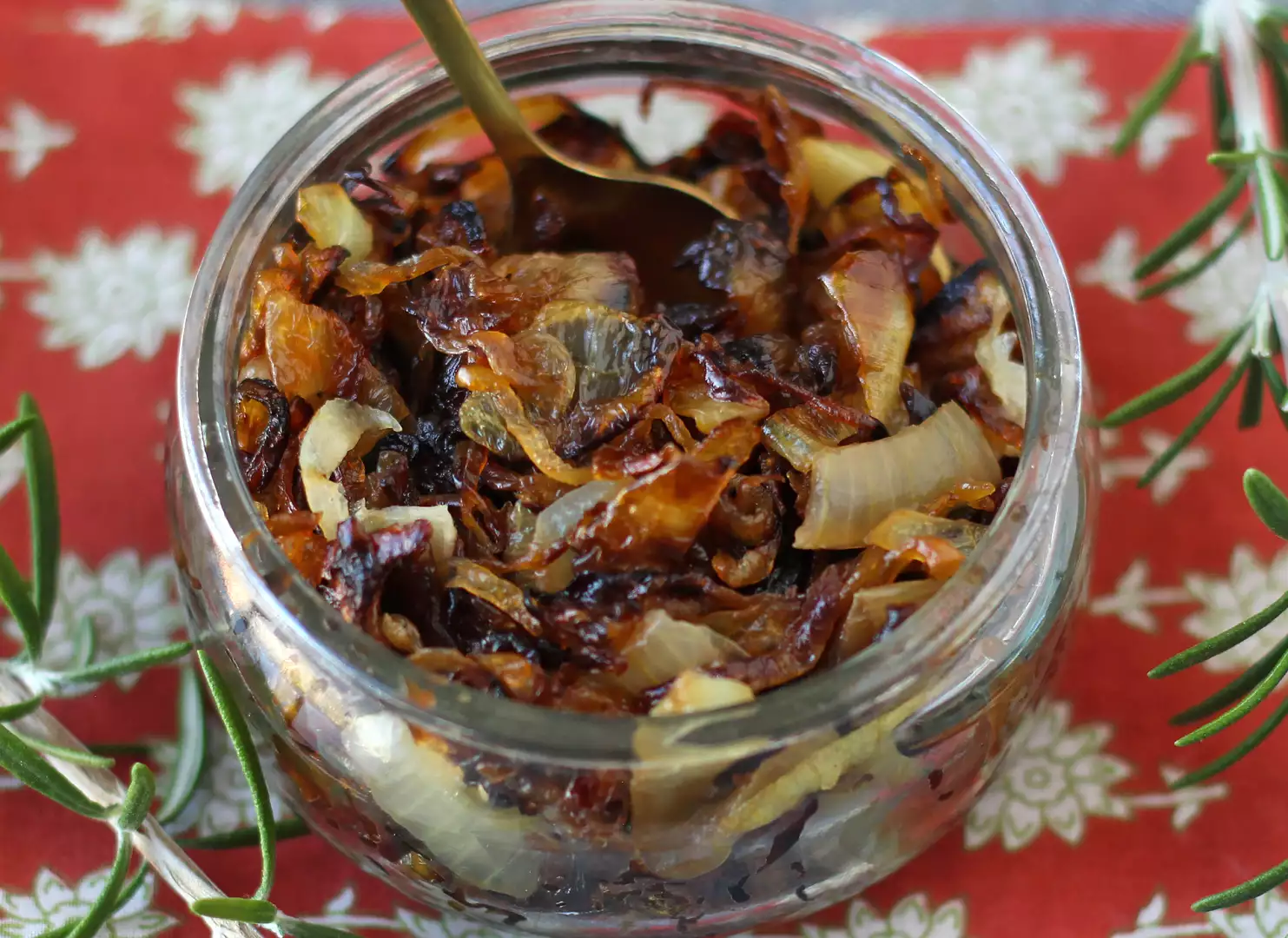 Cipolle confit: ricetta semplice, elegante e perfetta con carne e formaggio