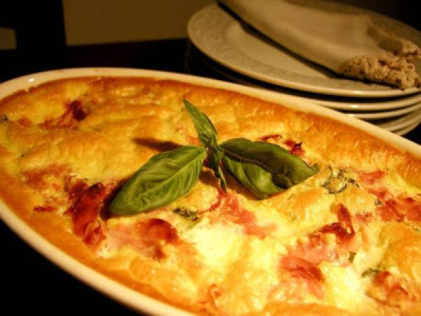 Clafoutis con mozzarella, peperoni, prosciutto cotto e pomodori secchi