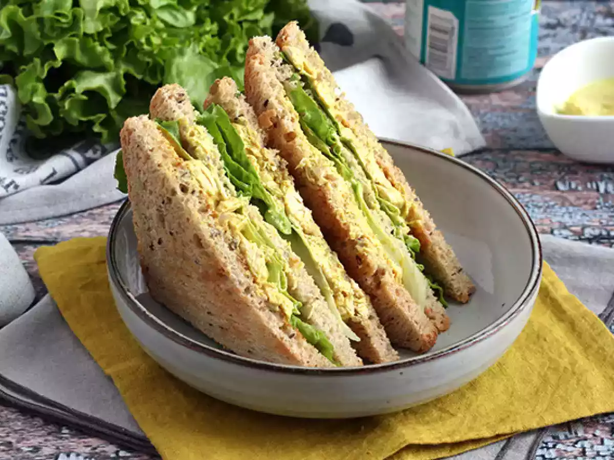 Club sandwich con pollo al curry