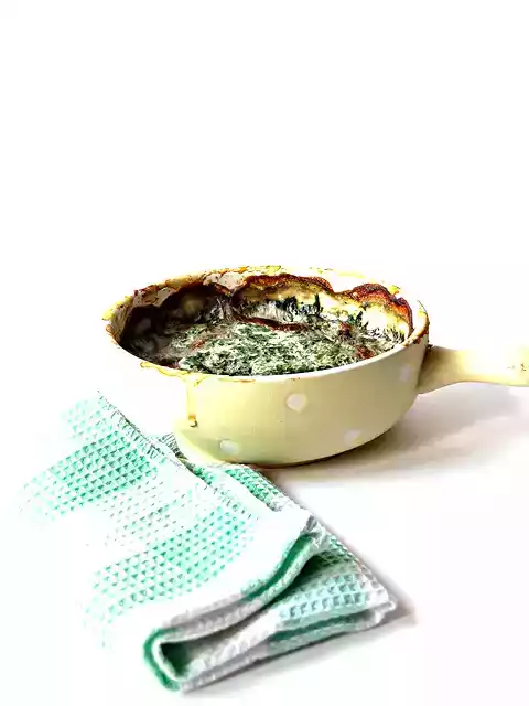 Cocottes di patate e funghi con crema di spinaci