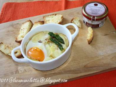 Cocottine di uova e patate aromatizzate al sale al tartufo