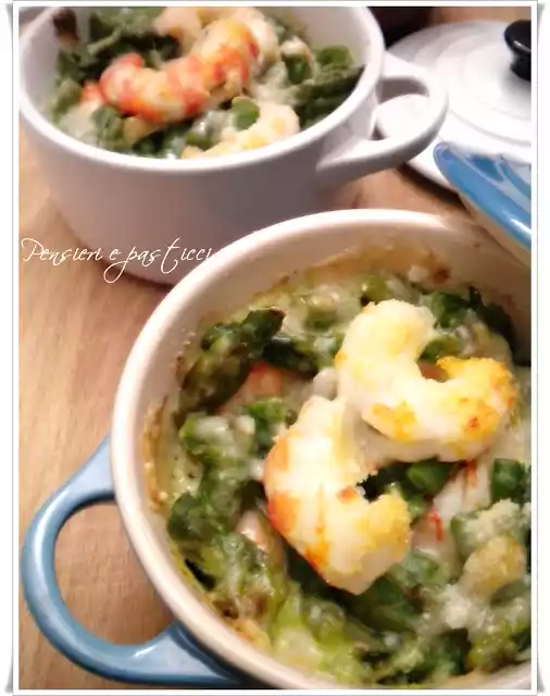 Cocottine gamberi ed asparagi al parmigiano