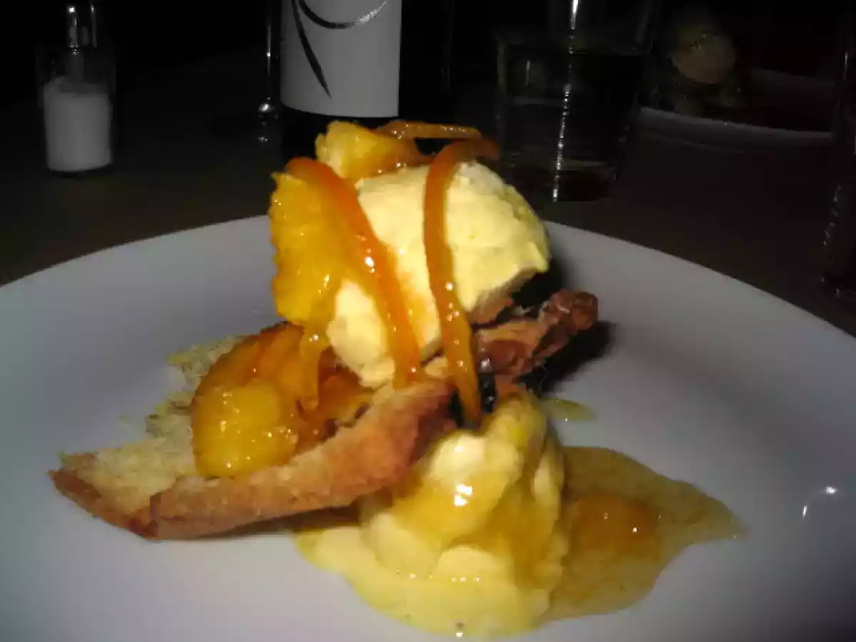 Colomba tostata con gelato di riso alla crema e arance caramellate al cardamomo