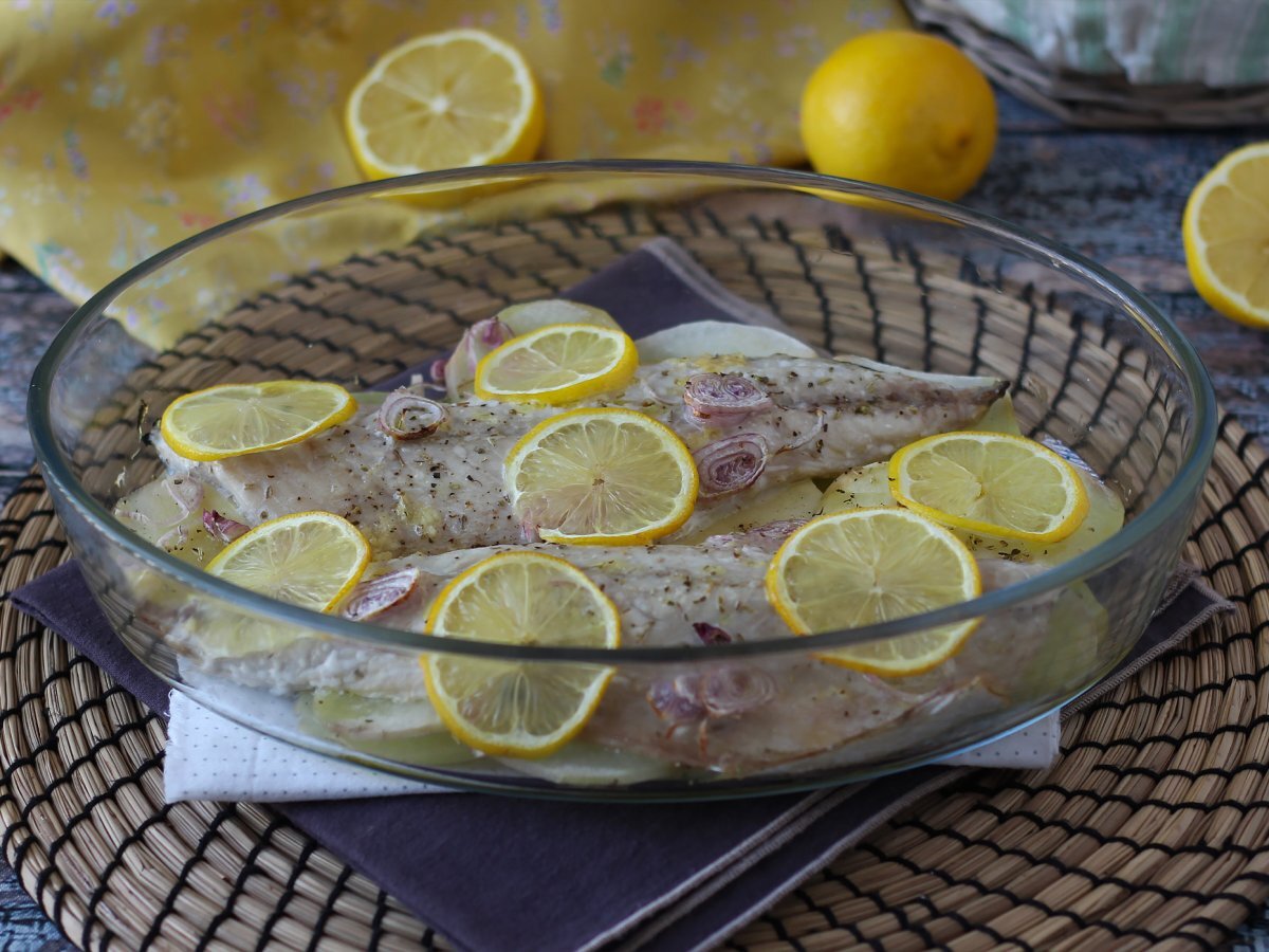 Come cucinare lo sgombro al forno con patate?