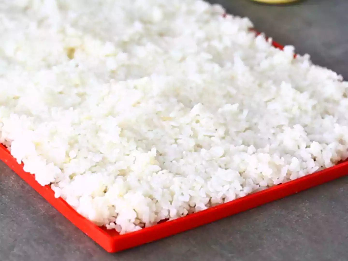 Come preparare il riso per sushi: il procedimento spiegato passo a passo