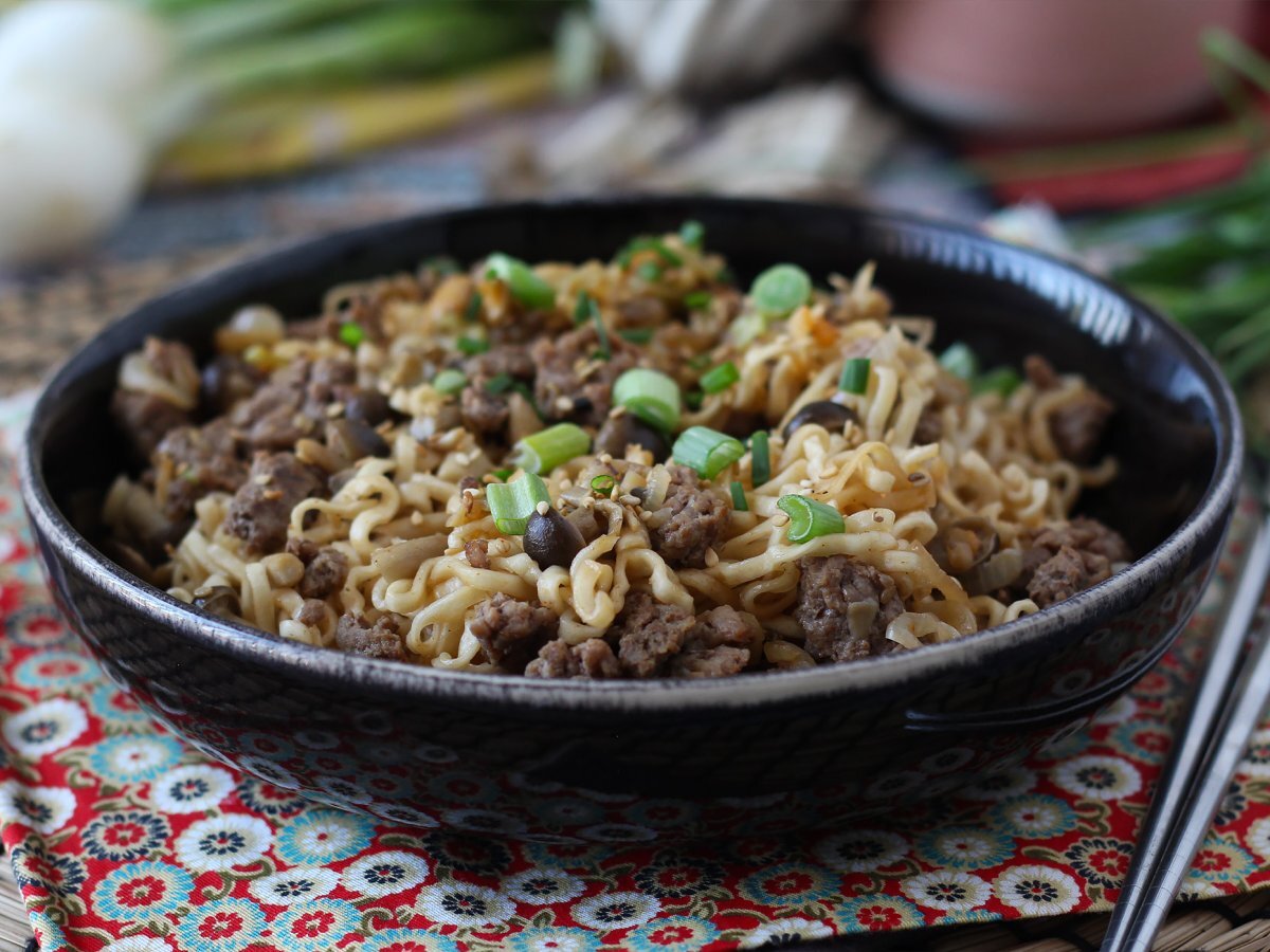 Come si cucinano i noodles istantanei? La ricetta veloce con manzo e funghi!