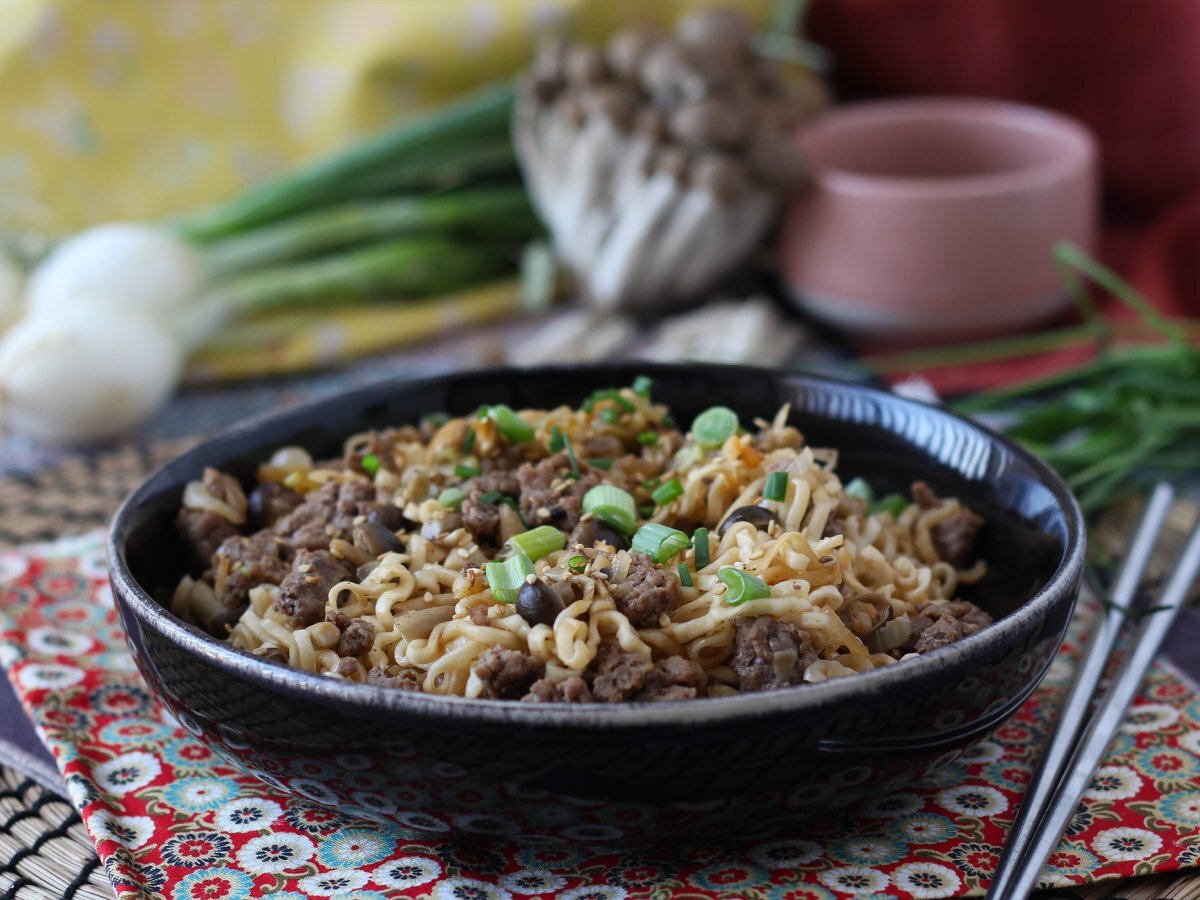 Come si cucinano i noodles istantanei? La ricetta veloce con manzo e funghi! - foto 3