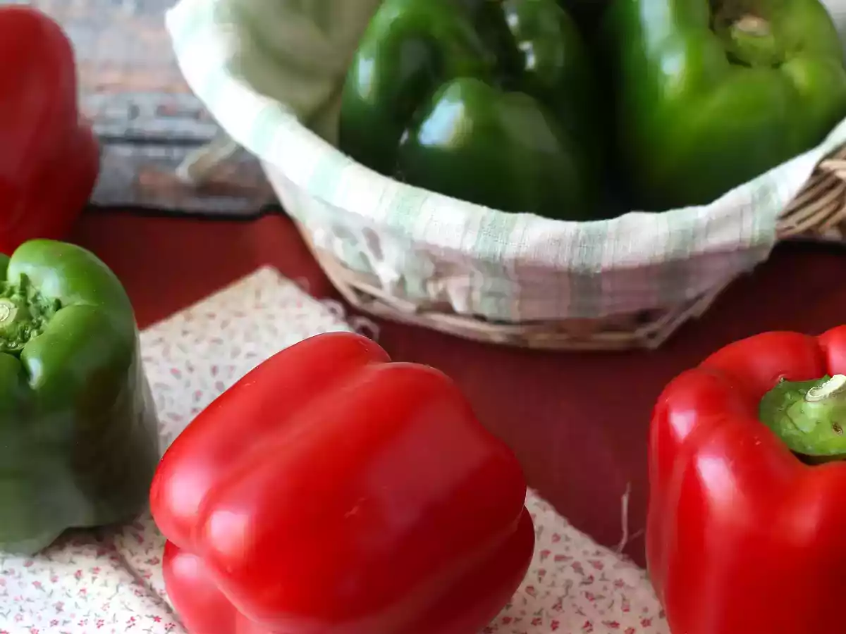 Come spellare i peperoni in padella