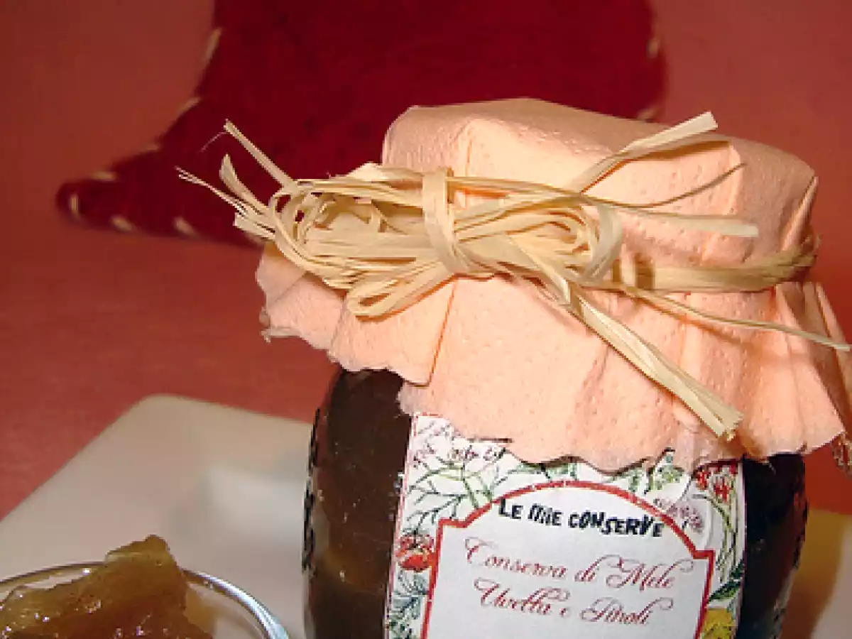 Composta di mele, uvetta, pinoli e cannella