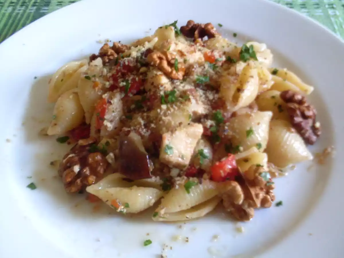 Conchiglie con pesce spada, noci e melanzane