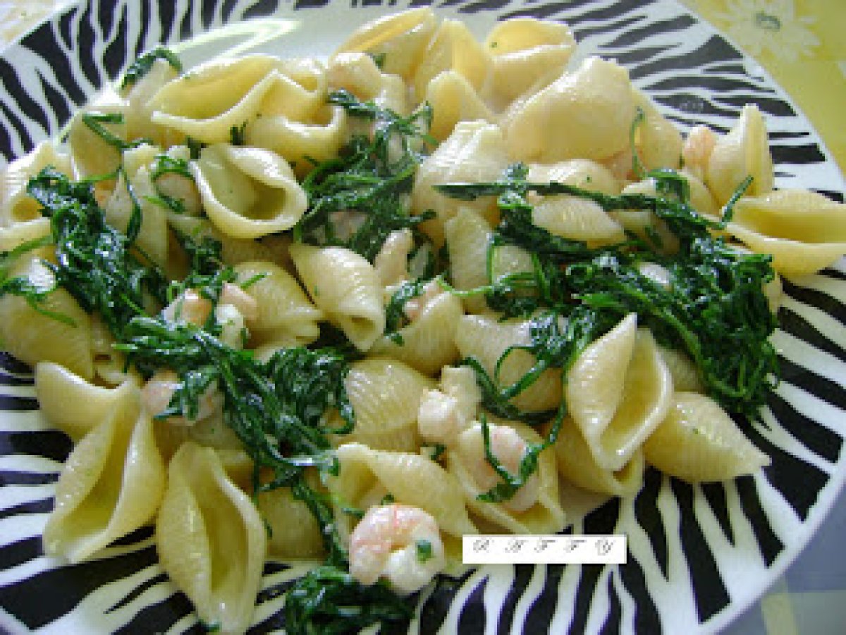 CONCHIGLIE CON RUCOLA, GAMBERETTI E PANNA