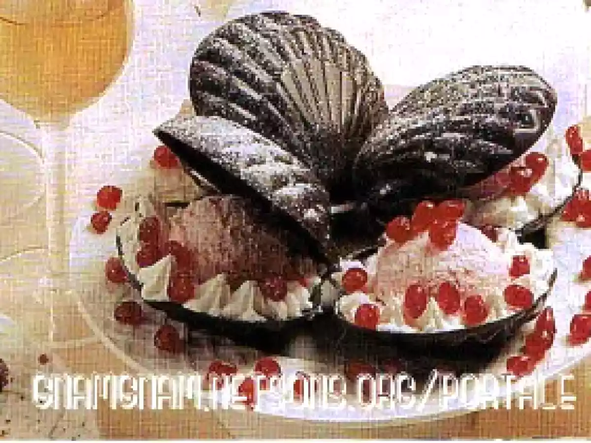 Conchiglie di cioccolato con gelato alla fragola