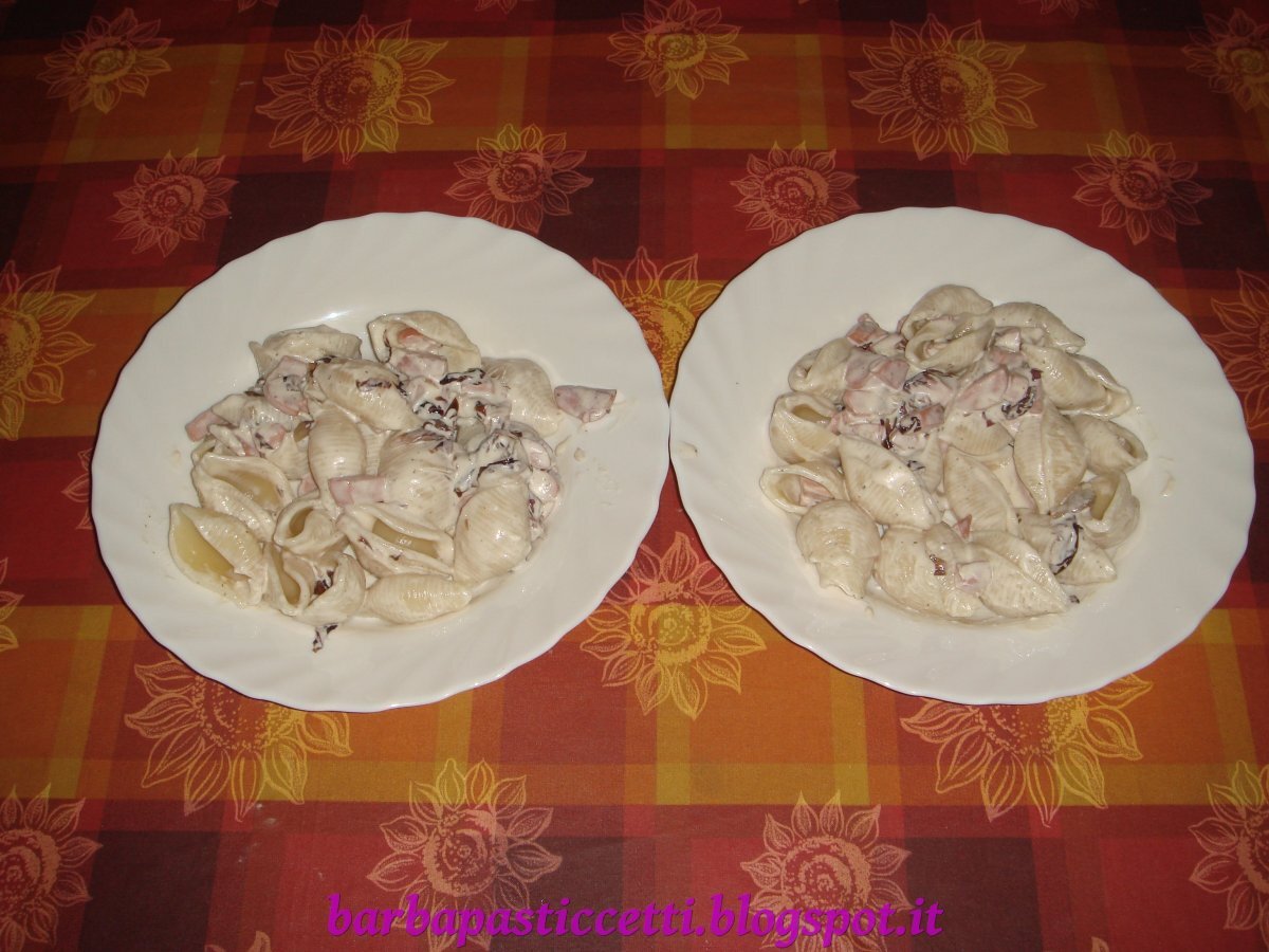 Conchiglie wurstel di tacchino e pollo con radicchio.
