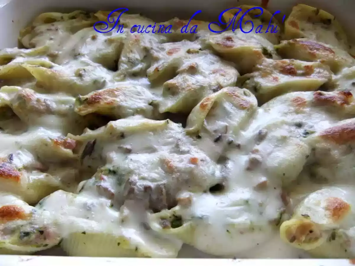 Conchiglioni ripieni di funghi, zucchine e prosciutto