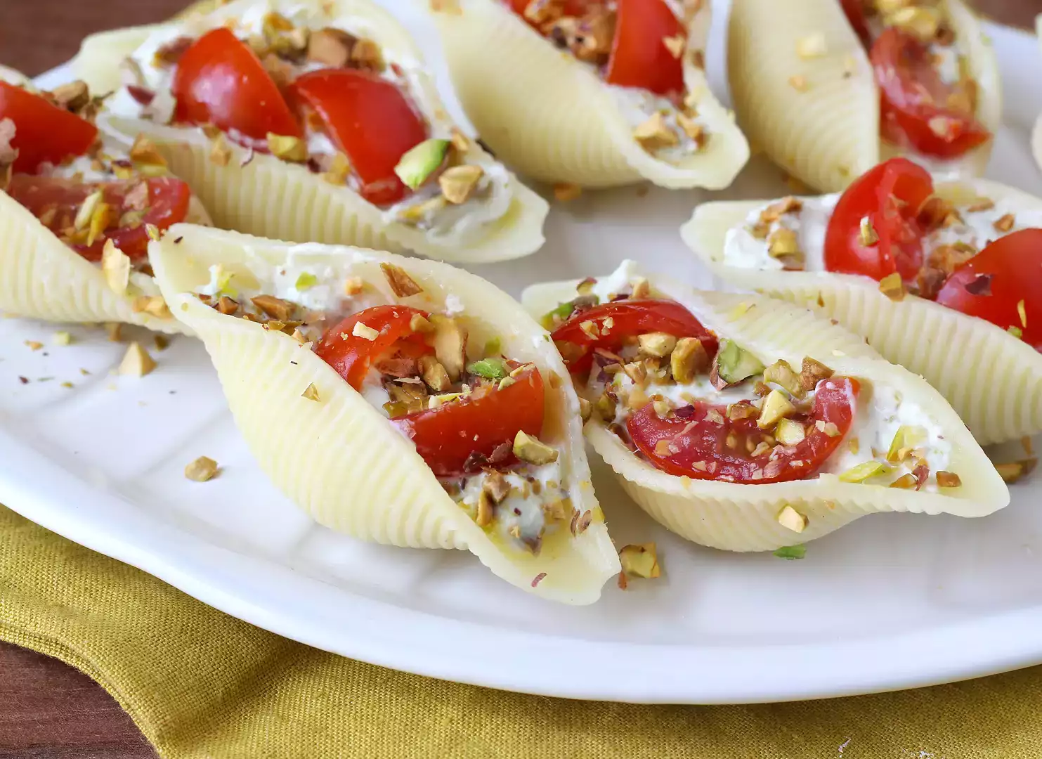 Conchiglioni ripieni freddi con stracciatella, pistacchi, pomodorini e limone
