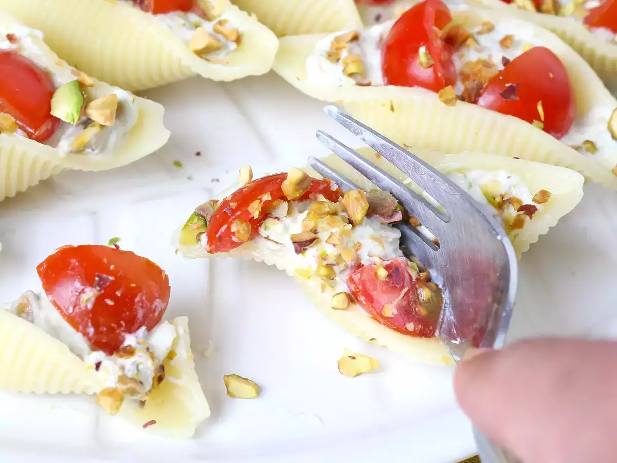 Conchiglioni ripieni freddi con stracciatella, pistacchi, pomodorini e limone - foto 2