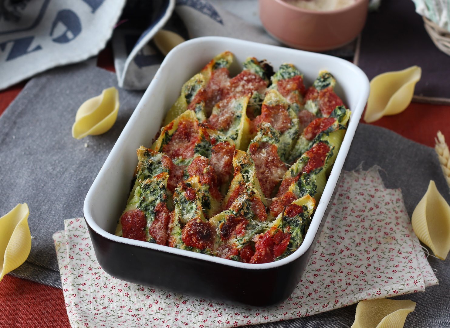 Ricetta conchiglioni ripieni di ricotta e spinaci al forno