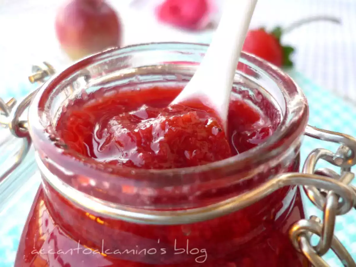 Confettura di corniolo e petali di rosa: la ricetta fatta in casa dal sapore delicato e floreale