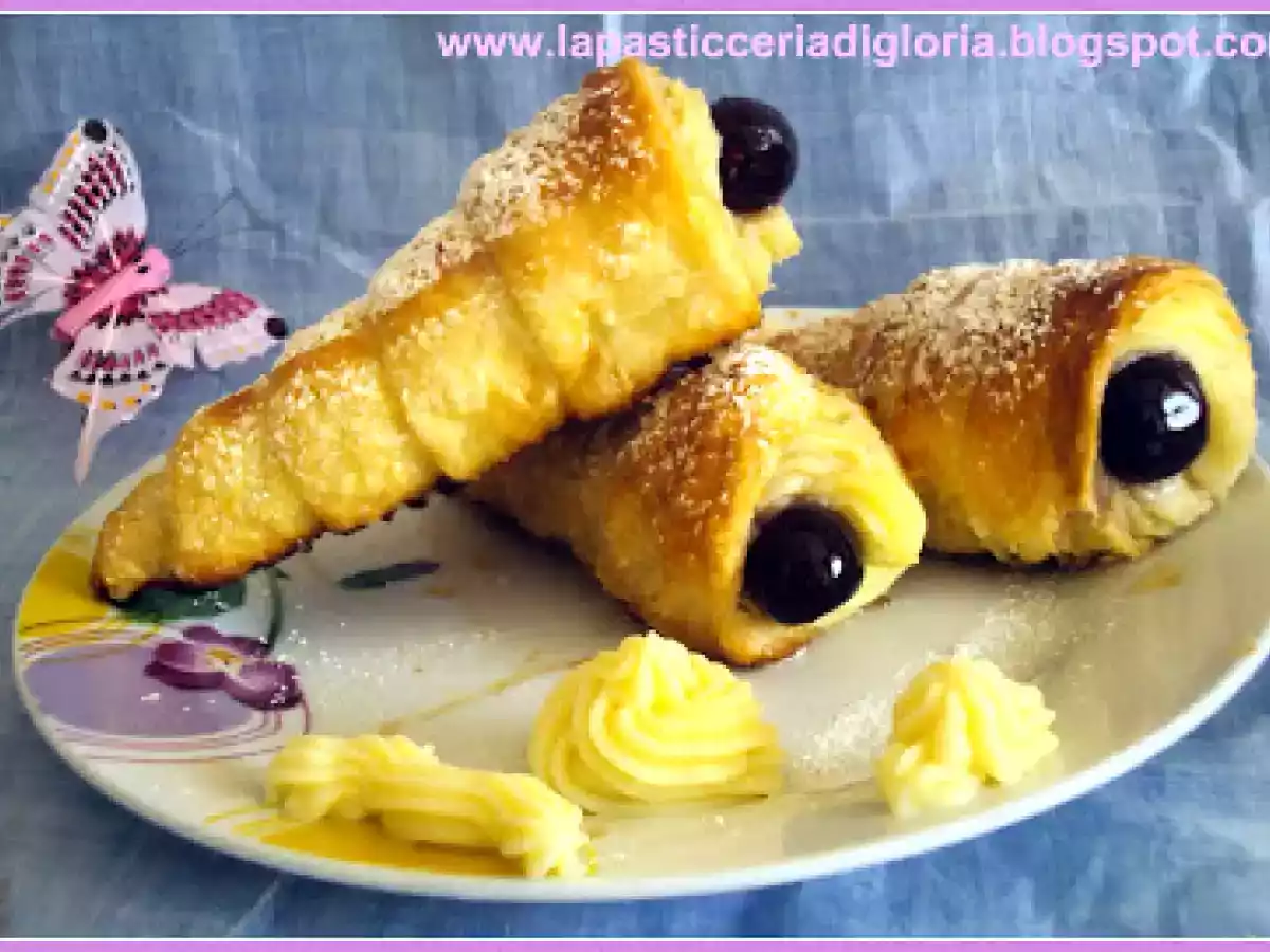 Coni di pasta sfoglia ripieni di crema pasticcera