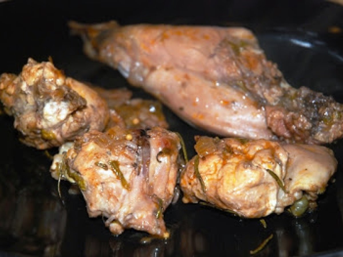 Coniglio con semi di senape, capperi, carote e rosmarino