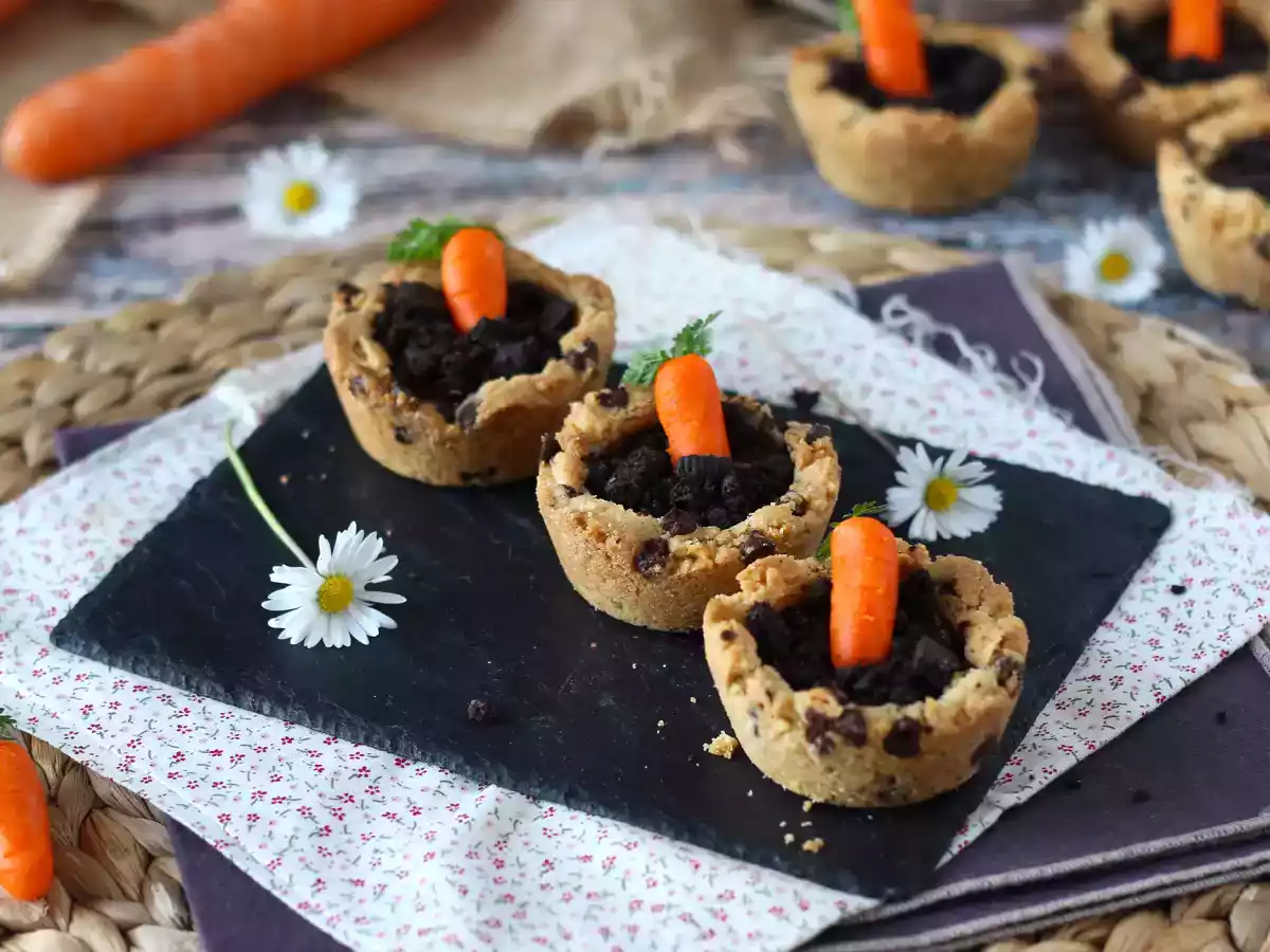 Cookie cups al cioccolato con carote di pasta di mandorla