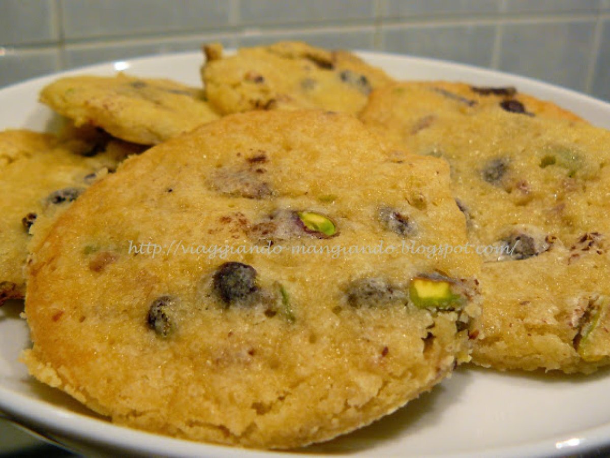 COOKIES CON GOCCE DI CIOCCOLATO E PISTACCHI DI BRONTE