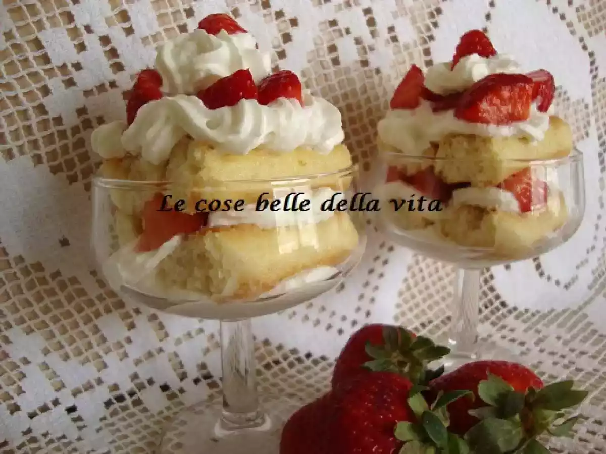 Coppa panna e fragole e tanti auguri alle mamme :-)