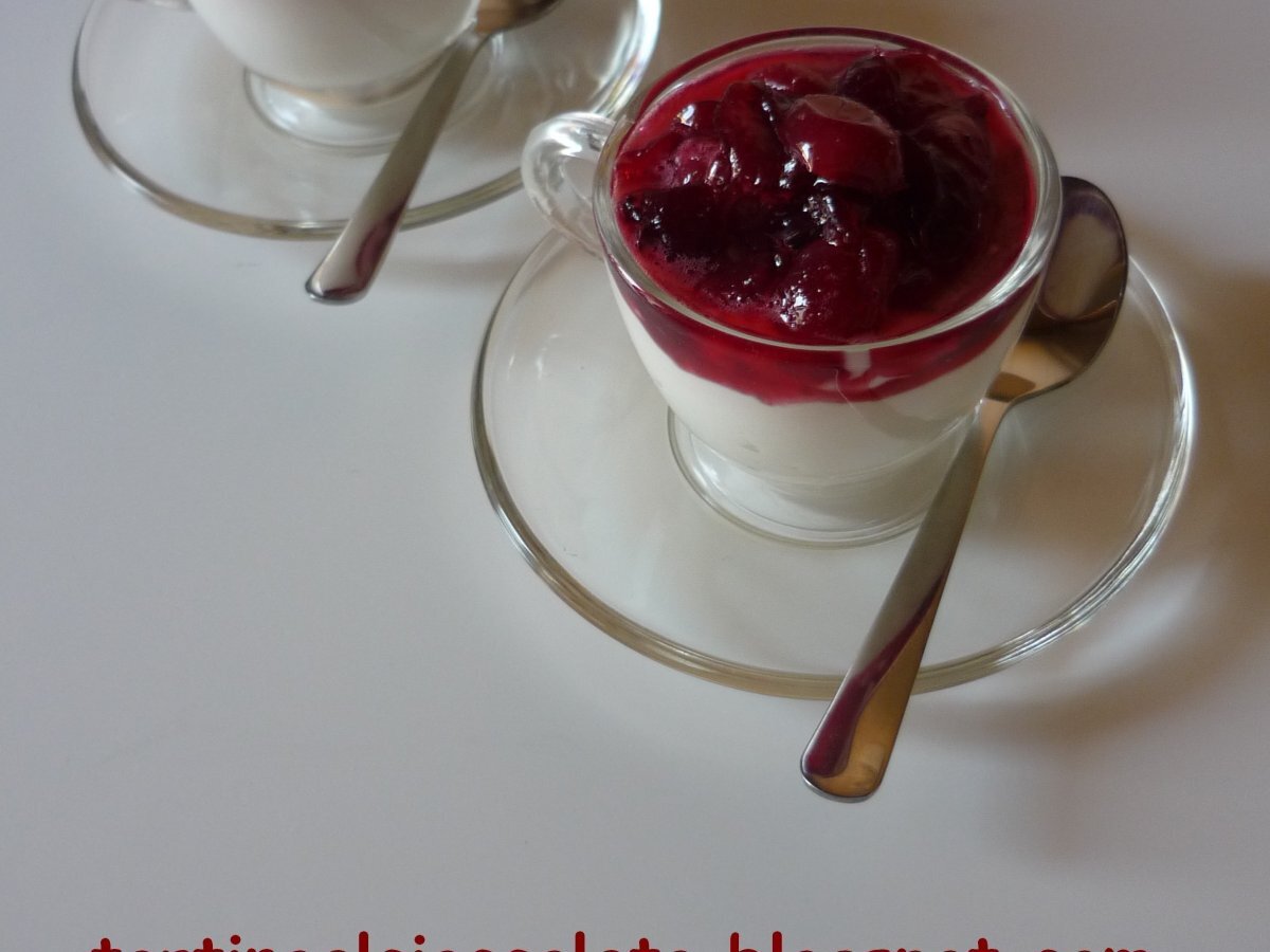 Coppa yogurt e ciliegie