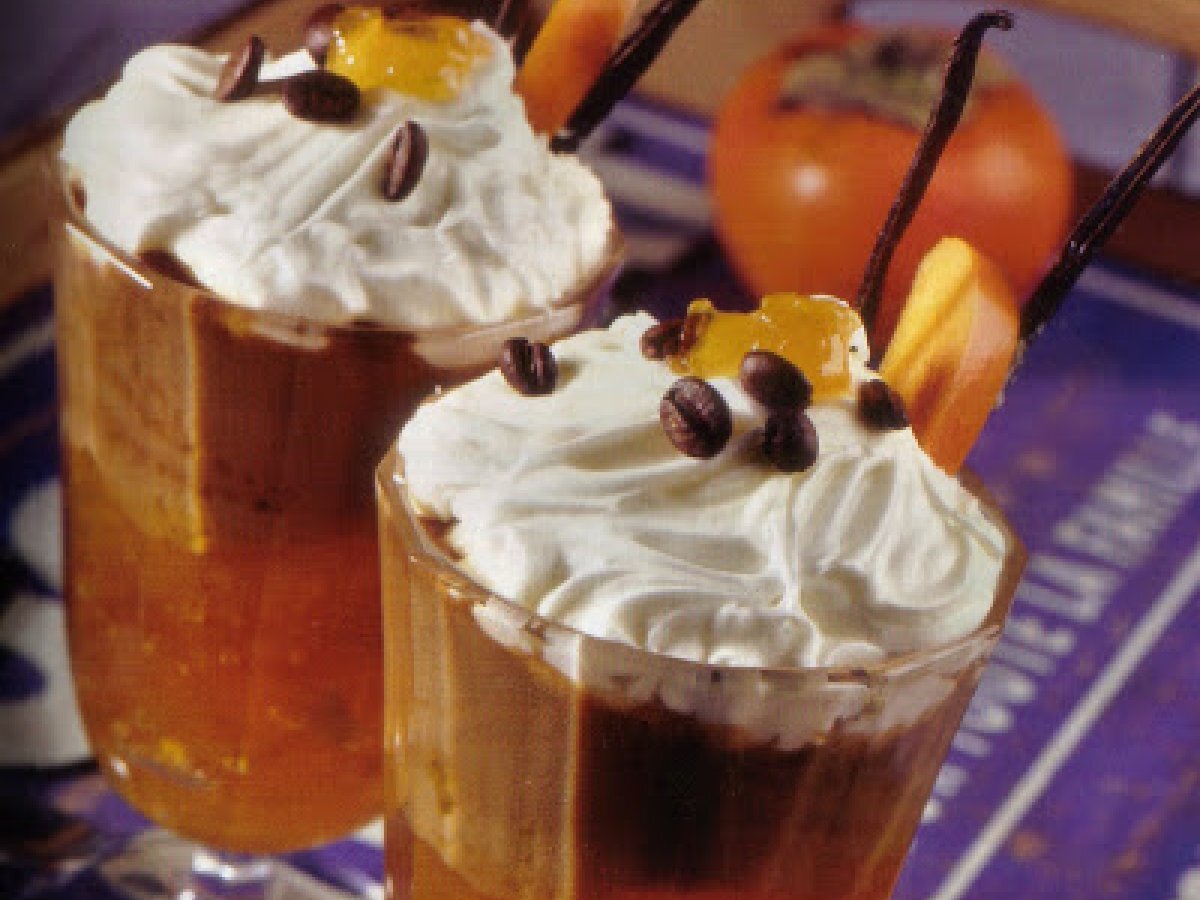 Coppe con crema di kaki e caffè.