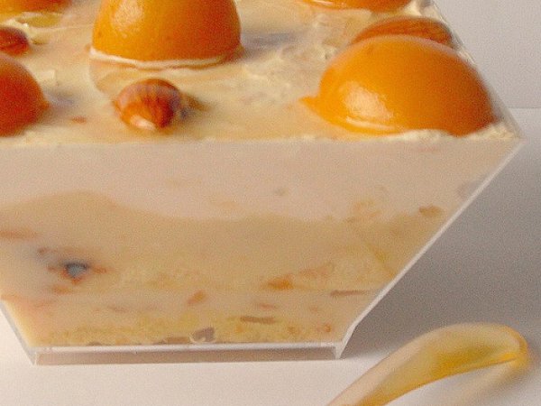 Coppe di crema e albicocche al vino moscato