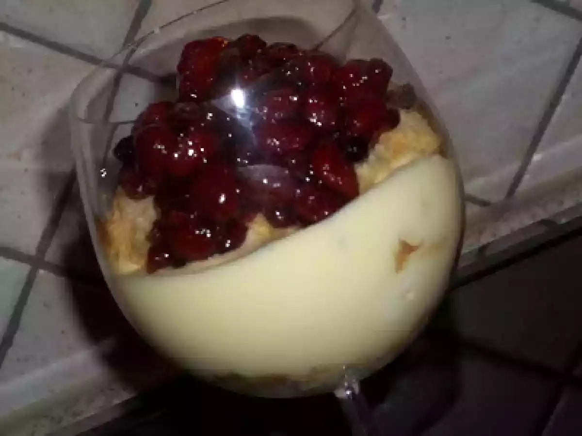 COPPE DI MASCARPONE CON PANETTONE E FRAGOLINE