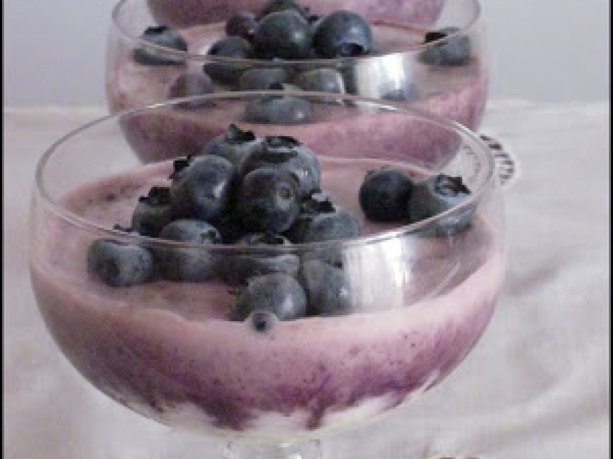 COPPE DI MOUSSE DI YOGURT E MIRTILLI - foto 2