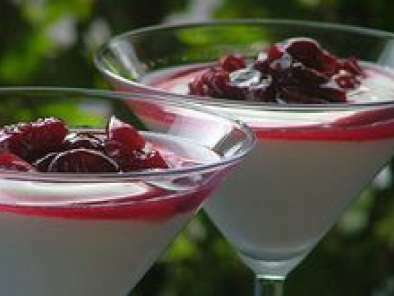 Coppe di yogurt e ciliegie light