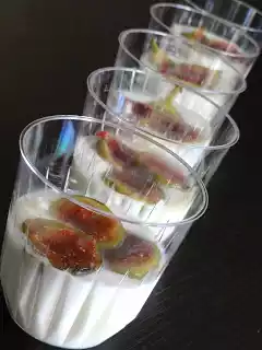 Coppe di yogurt, ricotta e fichi caramellati